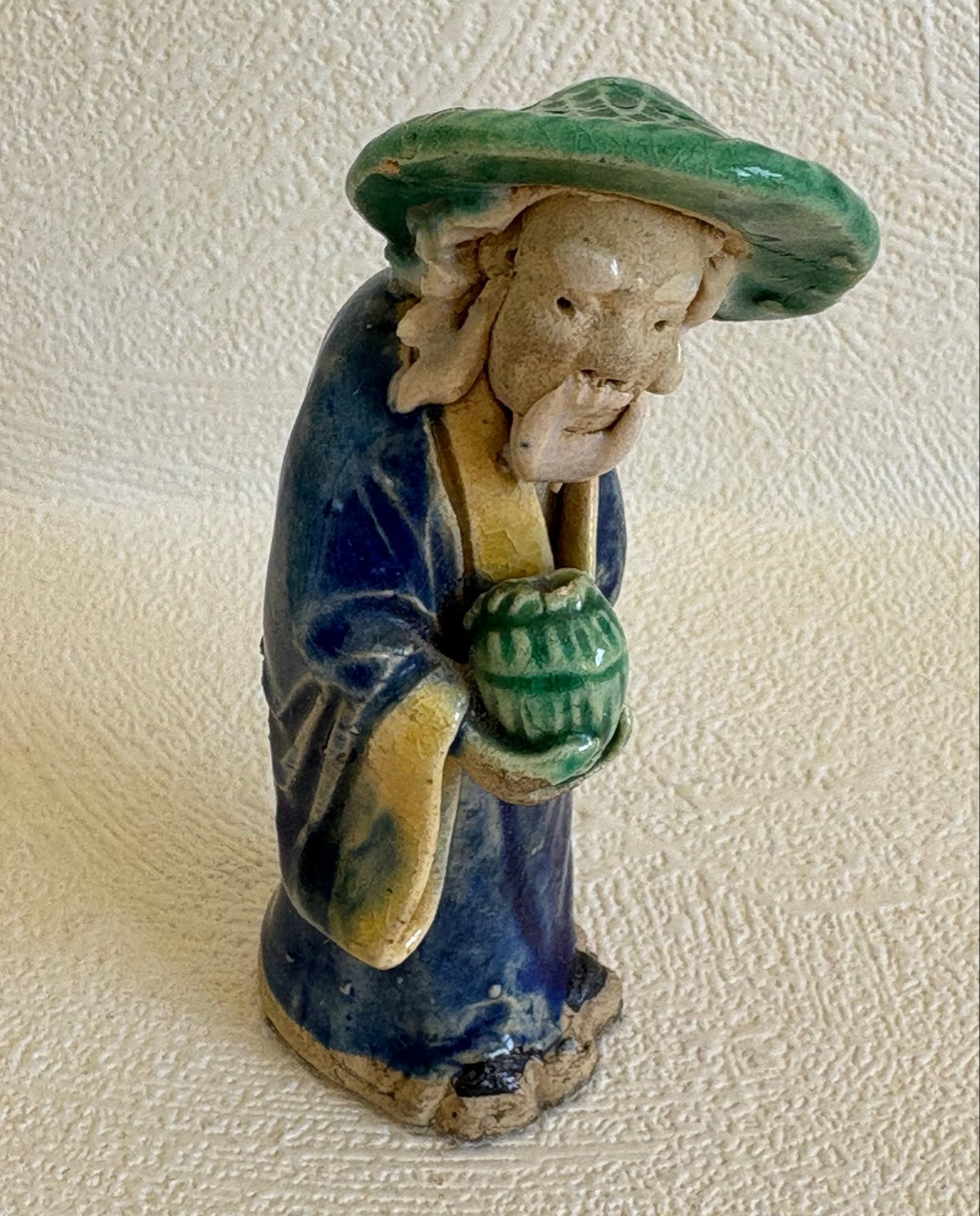 Antiek Chinees beeldje van wijze man met hoed, Geglazuurd, Minder dan 20 cm, Ophalen of Verzenden, Steen of Keramiek