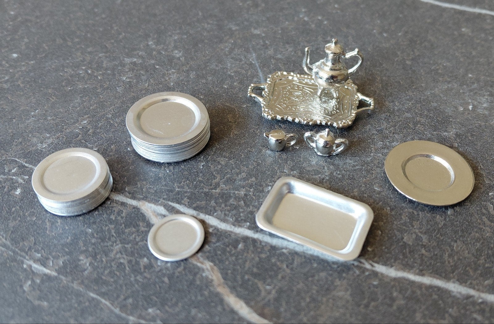 1:12 metalen serviesgoed - borden en theeset, Ophalen of Verzenden, Nieuw, Poppenhuis
