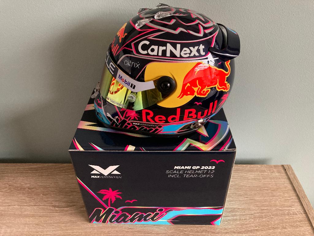 ✅ Max Verstappen 1:2 helm 2022 Miami Fanshop Red Bull RB18, Verzamelen, Ophalen of Verzenden, Nieuw, Formule 1