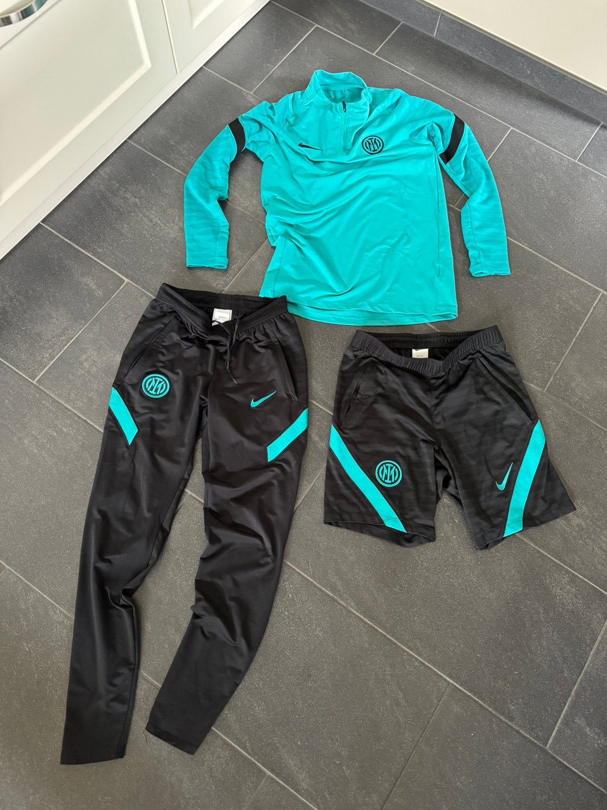 Inter Milan trainingspak voetbal kids maat XS/S sport tenue, Sport en Fitness, Maat XS of kleiner, Ophalen of Verzenden, Zo goed als nieuw