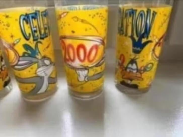 4 Warner bros millennium glazen . Daffy duck & bugs bunny, Ophalen of Verzenden, Zo goed als nieuw, Frisdrankglas