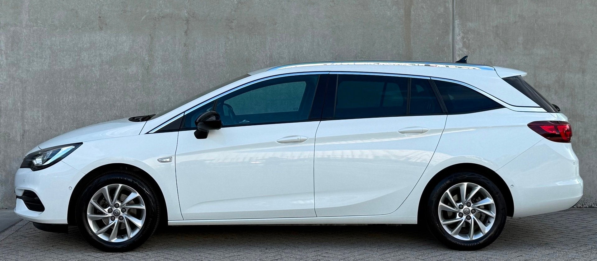 Opel Astra Sports Tourer 1.2 130pk 2021 Wit CAMERA|1E EIG|NA, Voorwielaandrijving, Automatische klimaatregeling, 1199 cc, Leder en Stof
