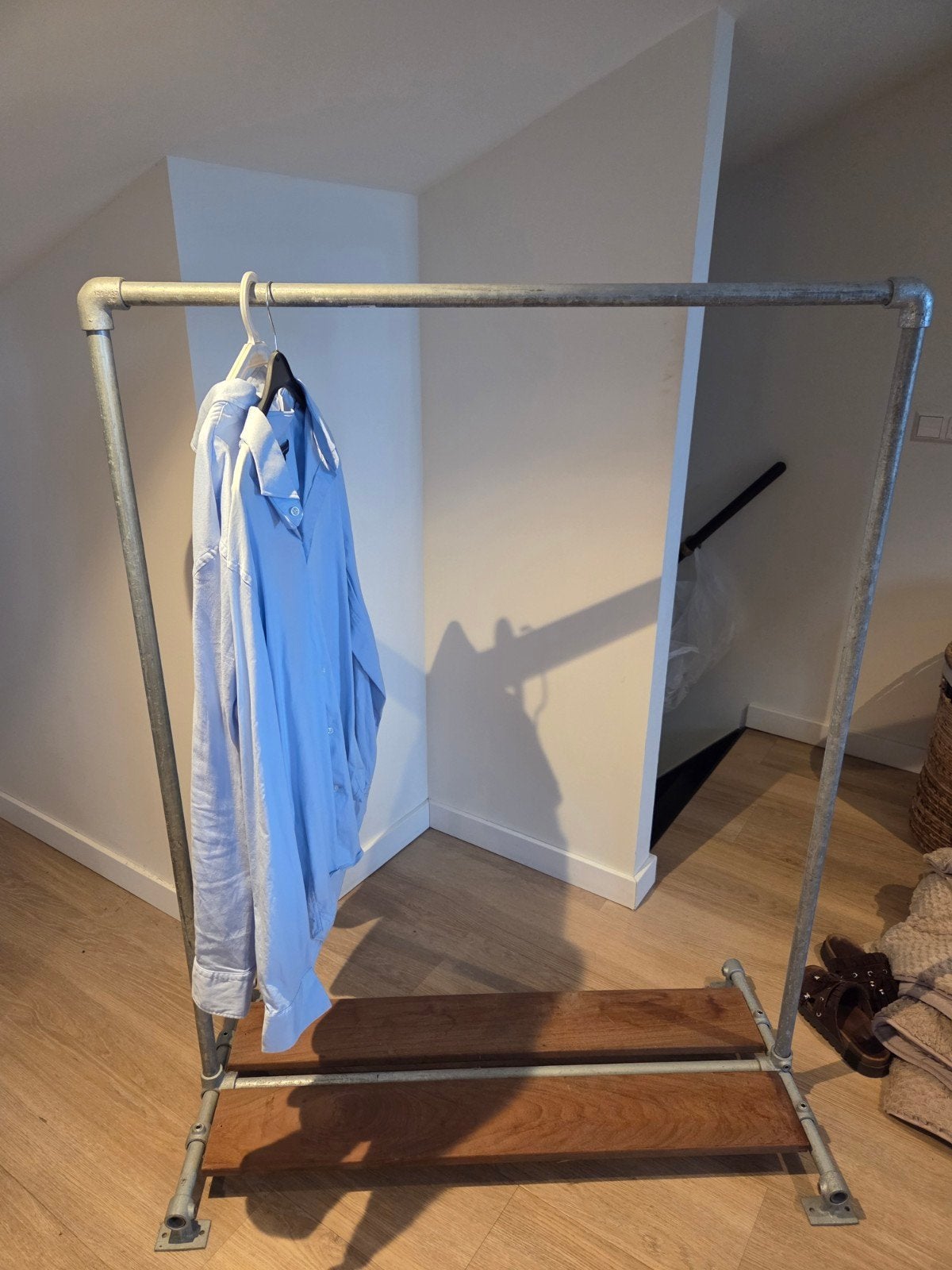 Kledingrek van steigerbuis met houten planken, Met plank(en), Gebruikt, 100 tot 150 cm, 100 tot 150 cm