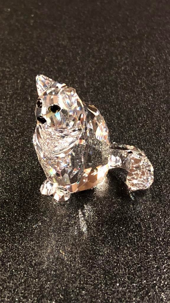 NIEUWSTAAT SWAROVSKI KAT POES BEELDJE, Verzamelen, Swarovski, Ophalen of Verzenden, Zo goed als nieuw, Figuurtje