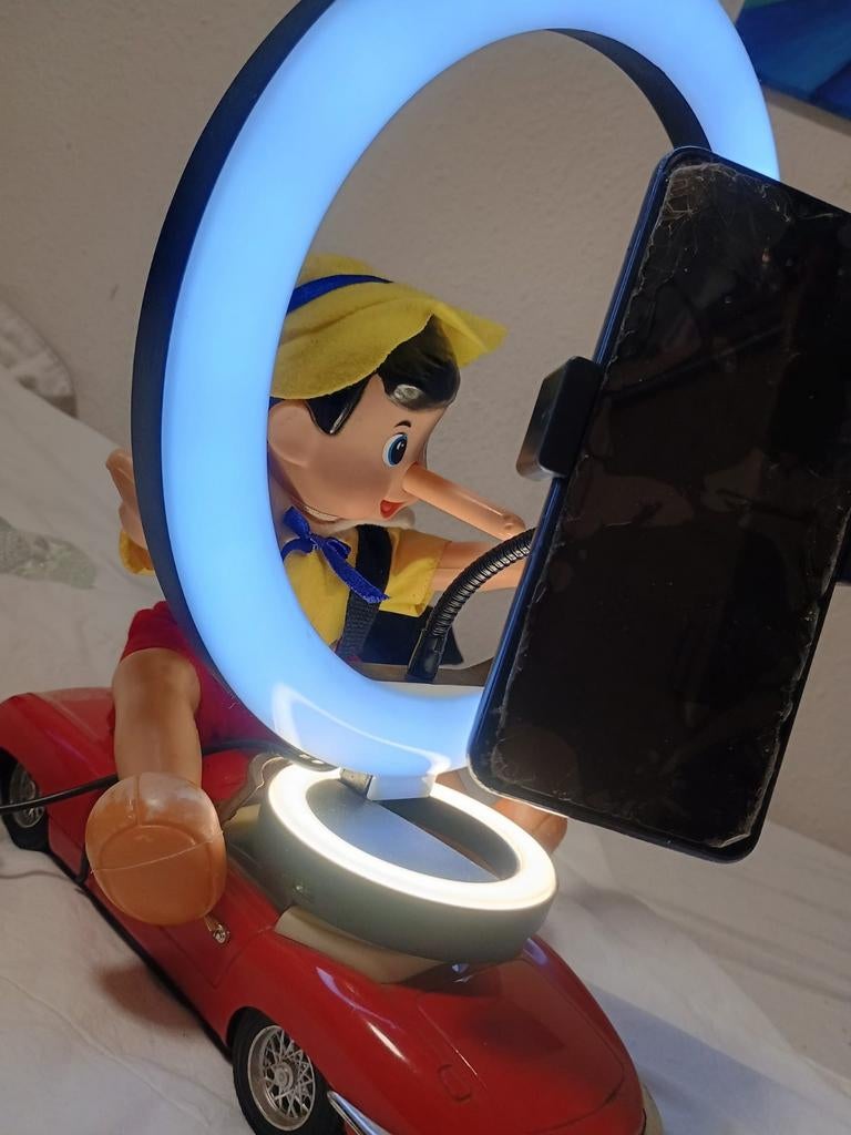 Schaalmodel auto met ringlamp en Pinokkio pop, Verzamelen, Disney, Beeldje of Figuurtje, Peter Pan of Pinokkio, Ophalen