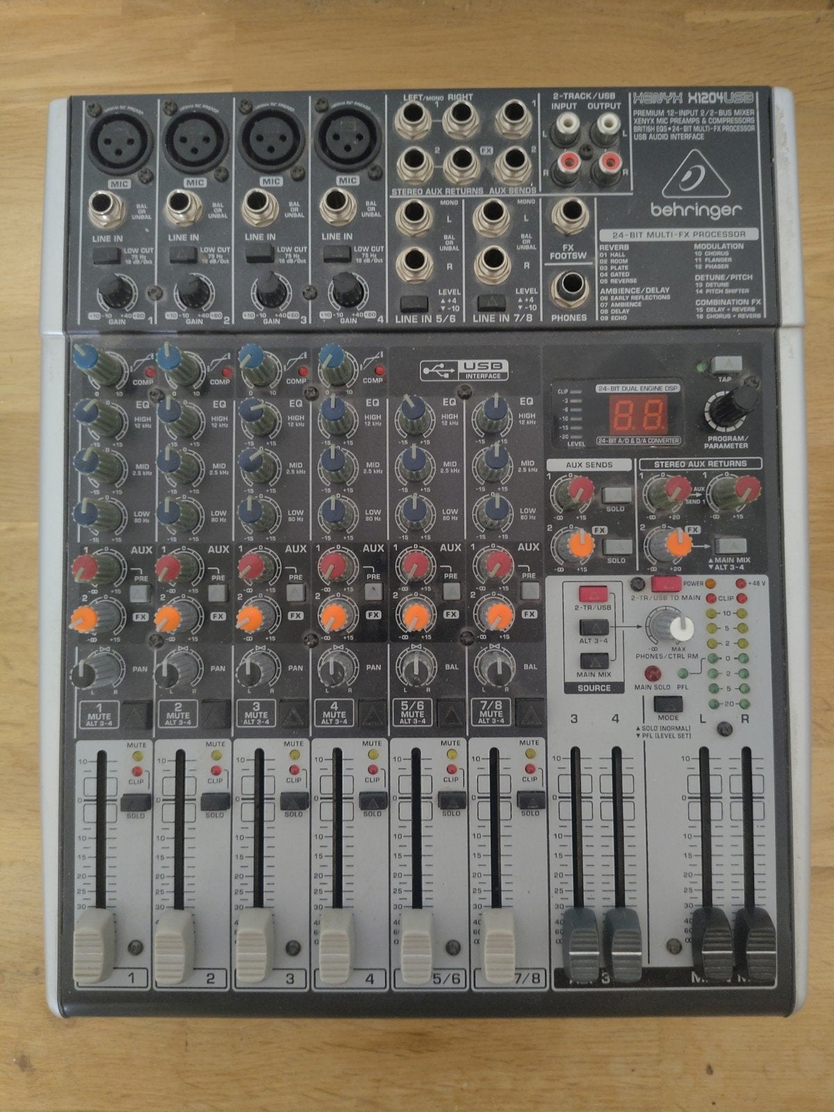 Behringer Xenyx X1204USB mengpaneel met effecten, Muziek en Instrumenten, Mengpanelen, Zo goed als nieuw, 5 tot 10 kanalen, Microfooningang