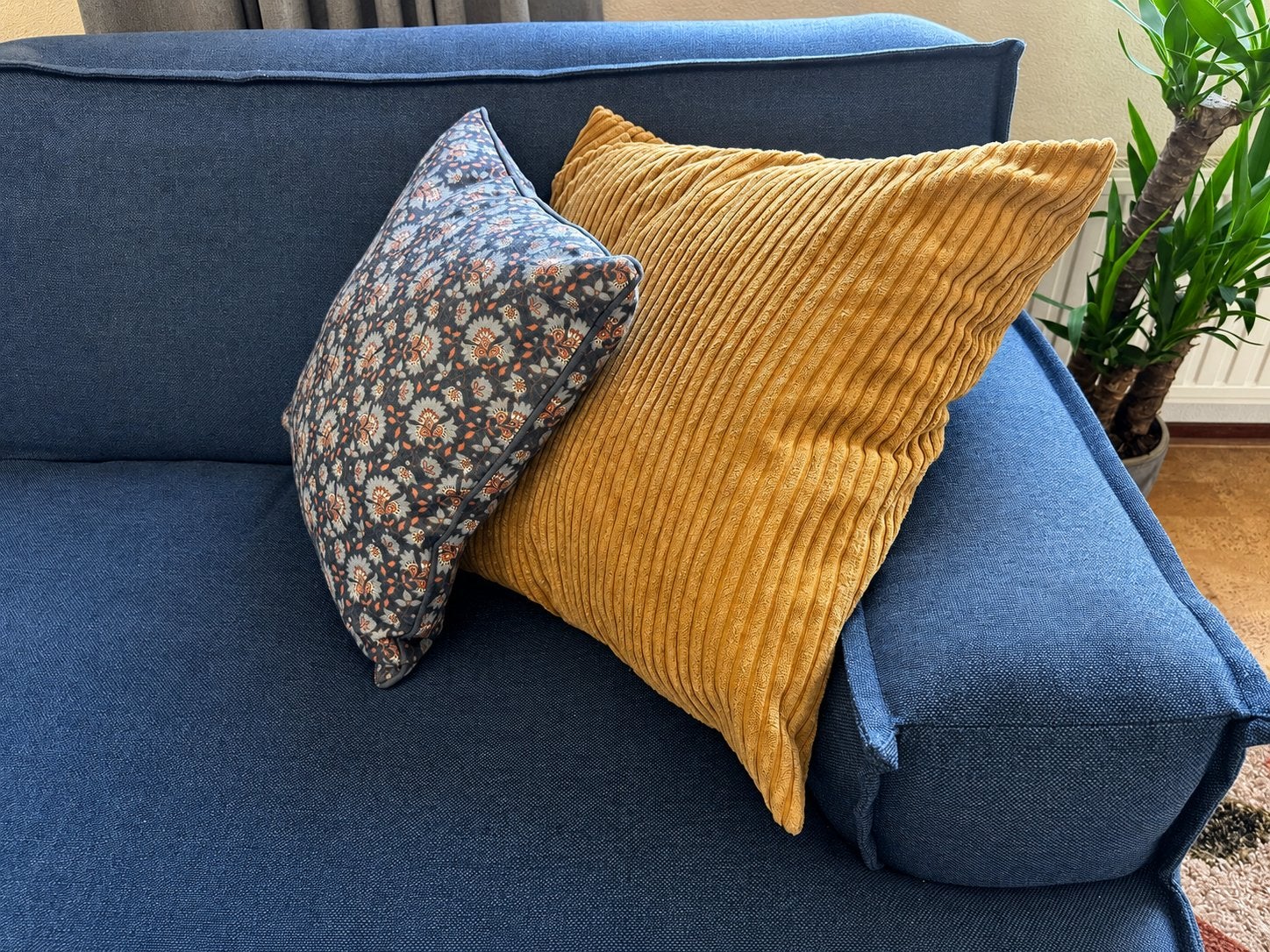 Comfortabele blauwe bank met losse poef, Ophalen, 100 tot 125 cm, Driepersoons, Zo goed als nieuw
