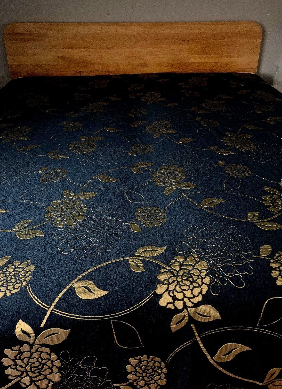 Sprei zwart met gouden bloemenpatroon - Tweepersoons, Huis en Inrichting, Slaapkamer | Beddengoed, Ophalen of Verzenden, Zo goed als nieuw