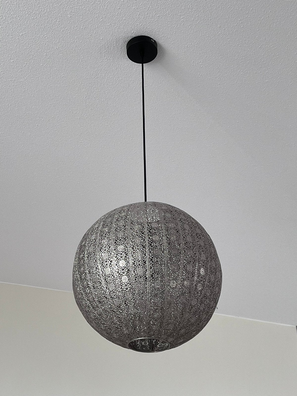 Grote zilverkleurige hanglamp – stijlvolle eyecatcher, Ophalen of Verzenden, Zo goed als nieuw, Metaal
