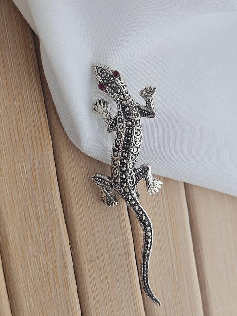 Sterling zilveren salamander gekko broche, 4 tot 7 cm, Ophalen of Verzenden, Zo goed als nieuw, Met edelsteen