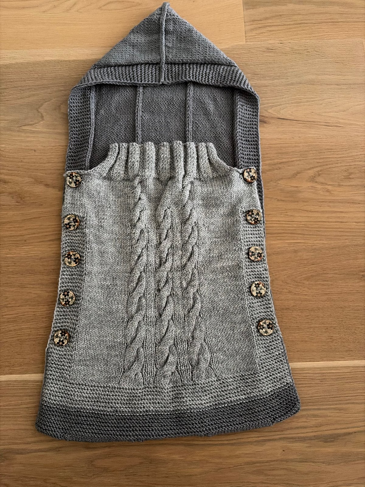 Gebreide baby voetenzak met capuchon - Grijs, Kinderen en Baby's, Dekens, Slaapzakjes en Inbakerproducten, Zo goed als nieuw, Grijs