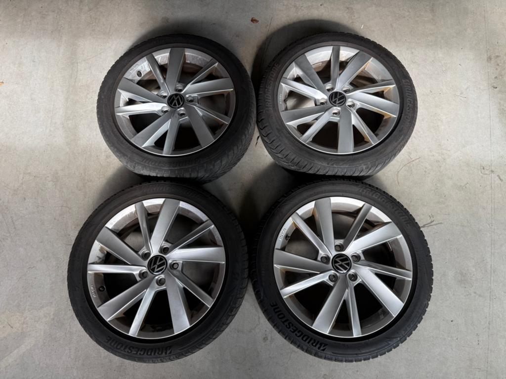 Setje VW Velgen + Bridgestone All-Season Banden 205/50 R17, Auto-onderdelen, Banden en Velgen, Gebruikt, 17 inch, All Season, Band(en)
