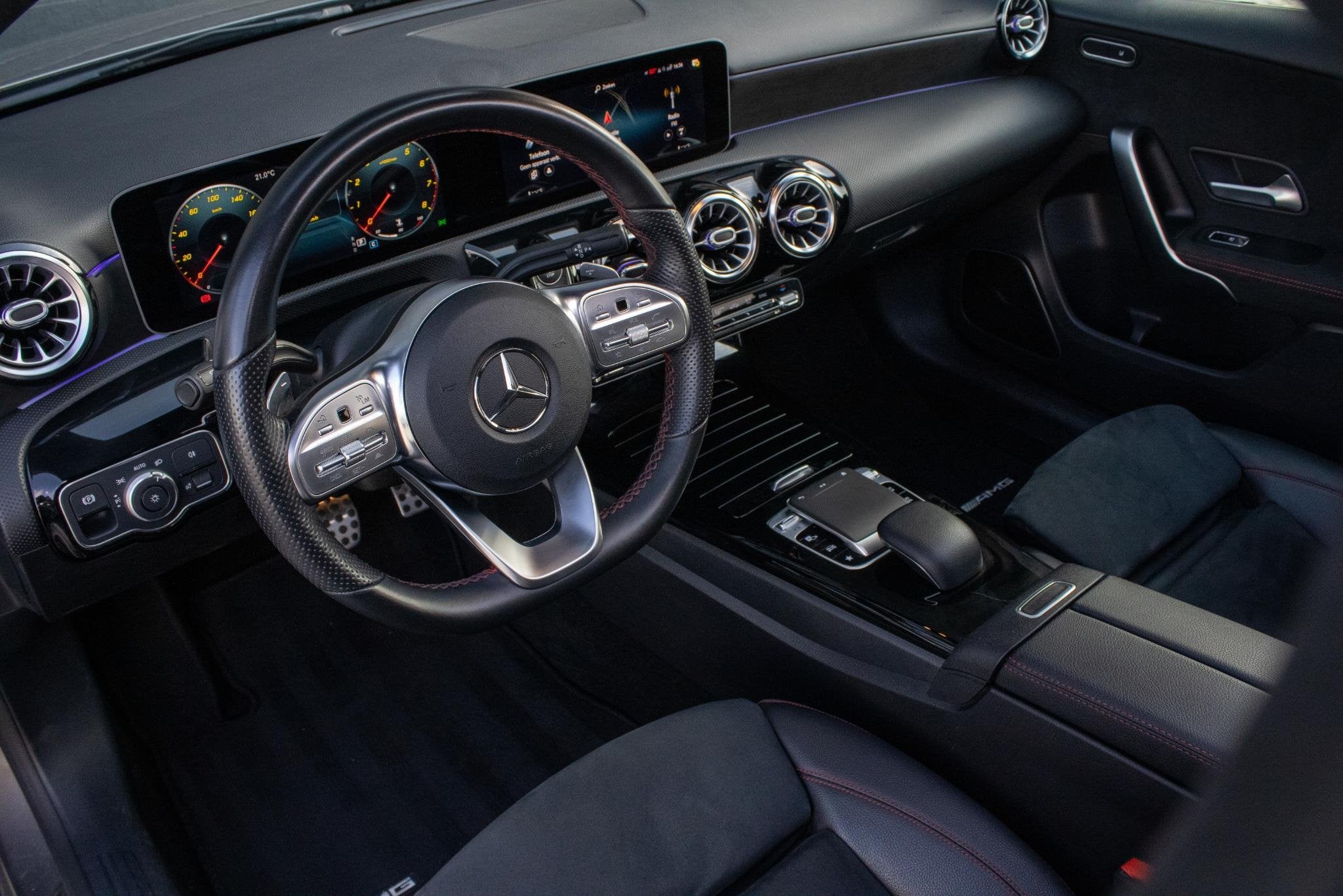 Mercedes-Benz A-klasse 200 Business Solution AMG PANO CAMERA, Gebruikt, 4 cilinders, Met garantie (alle), 163 pk