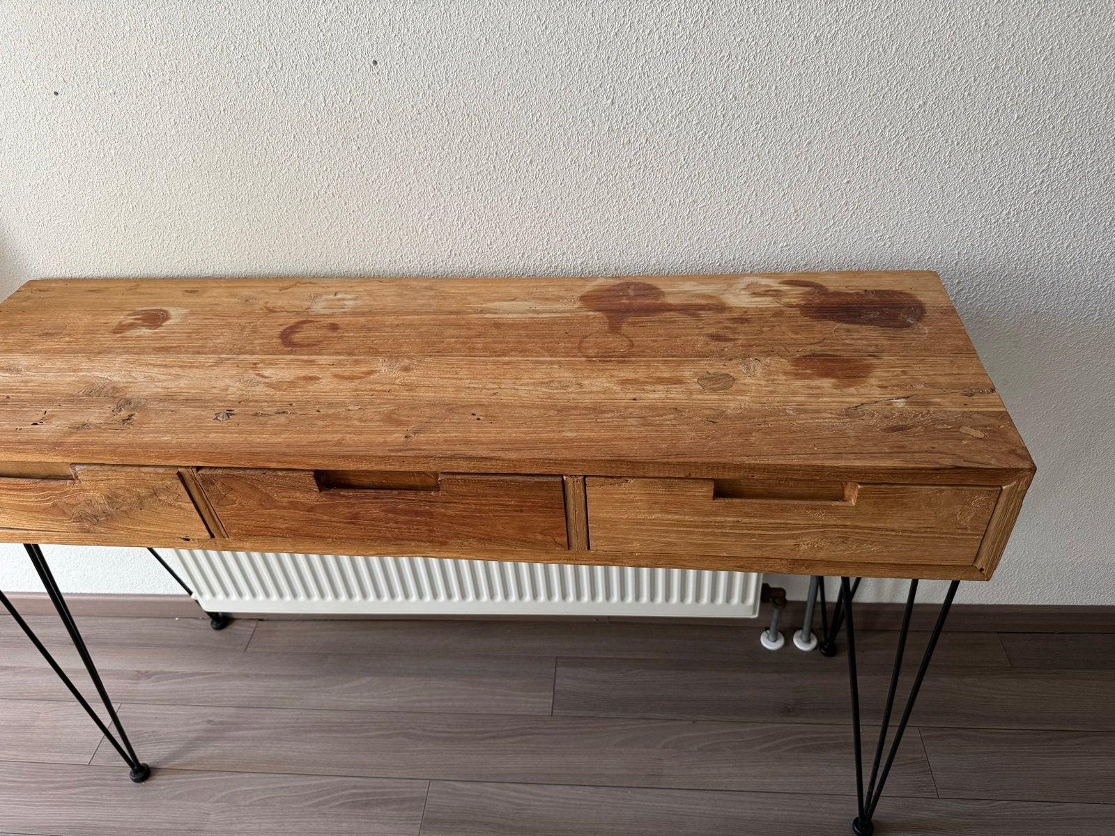 Houten sidetable met lades en metalen poten, Ophalen, Gebruikt, 100 tot 150 cm, Tot twee personen