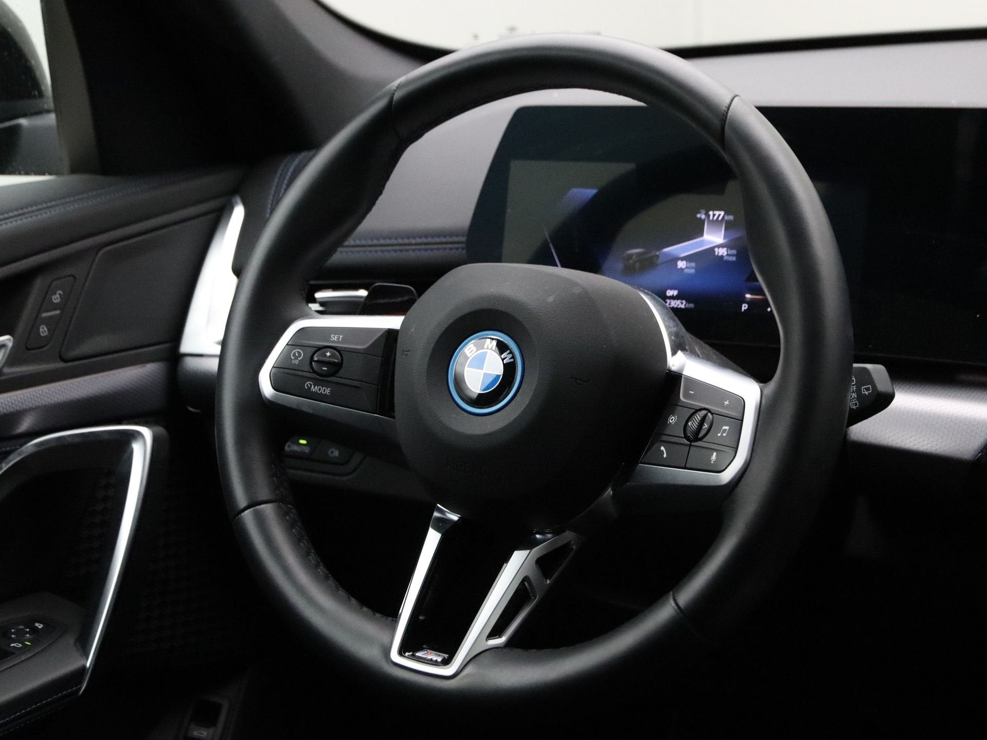 BMW iX1 xDrive30 M Sport 67 kWh (bj 2025, automaat), Auto's, Automaat, Automatische klimaatregeling, Gebruikt, Zwart