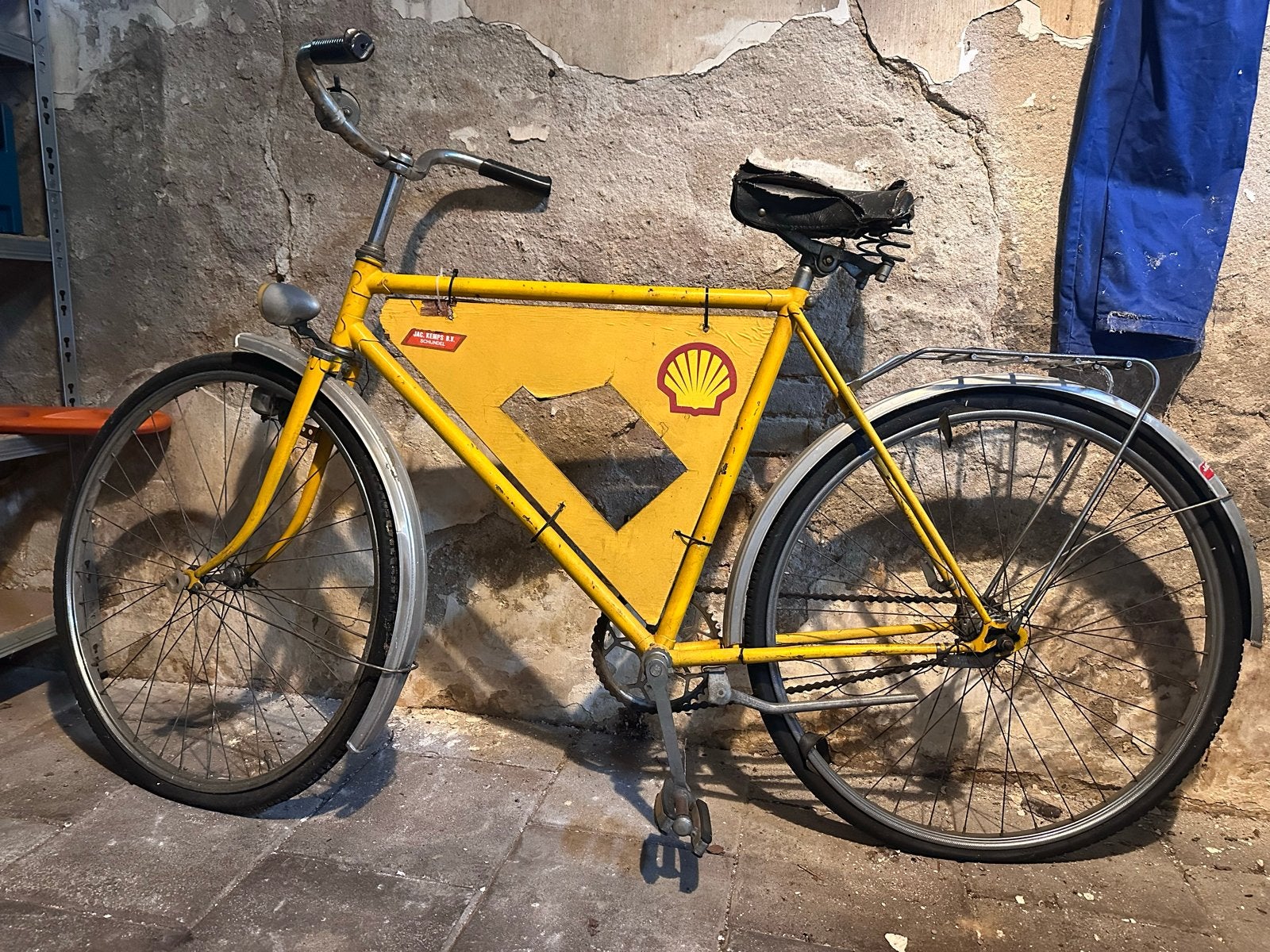 Vintage Gele Transportfiets met Shell Logo