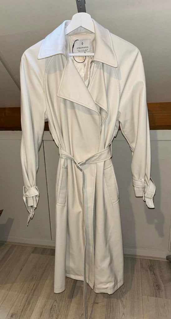 Immitatieleren, creme kleurige trenchcoat. Nooit gedragen, Kleding | Dames, Jassen | Zomer, Ophalen of Verzenden, Zo goed als nieuw