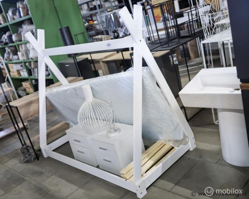 Online Veiling: Bed incl. lattenbodem, matras, nachtkastj...