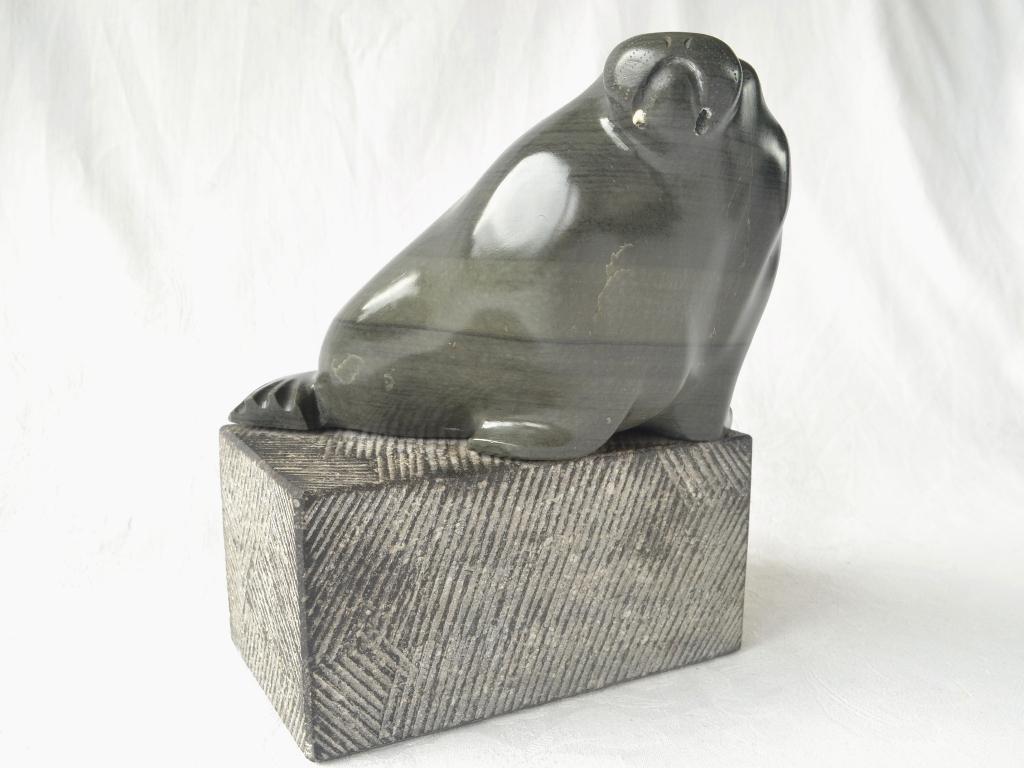 Walrus op stenen sokkel, Beeld serpentijn – Inuit, Canada, Minder dan 20 cm, Natuurlijk materiaal, Brutalistisch, Ophalen of Verzenden