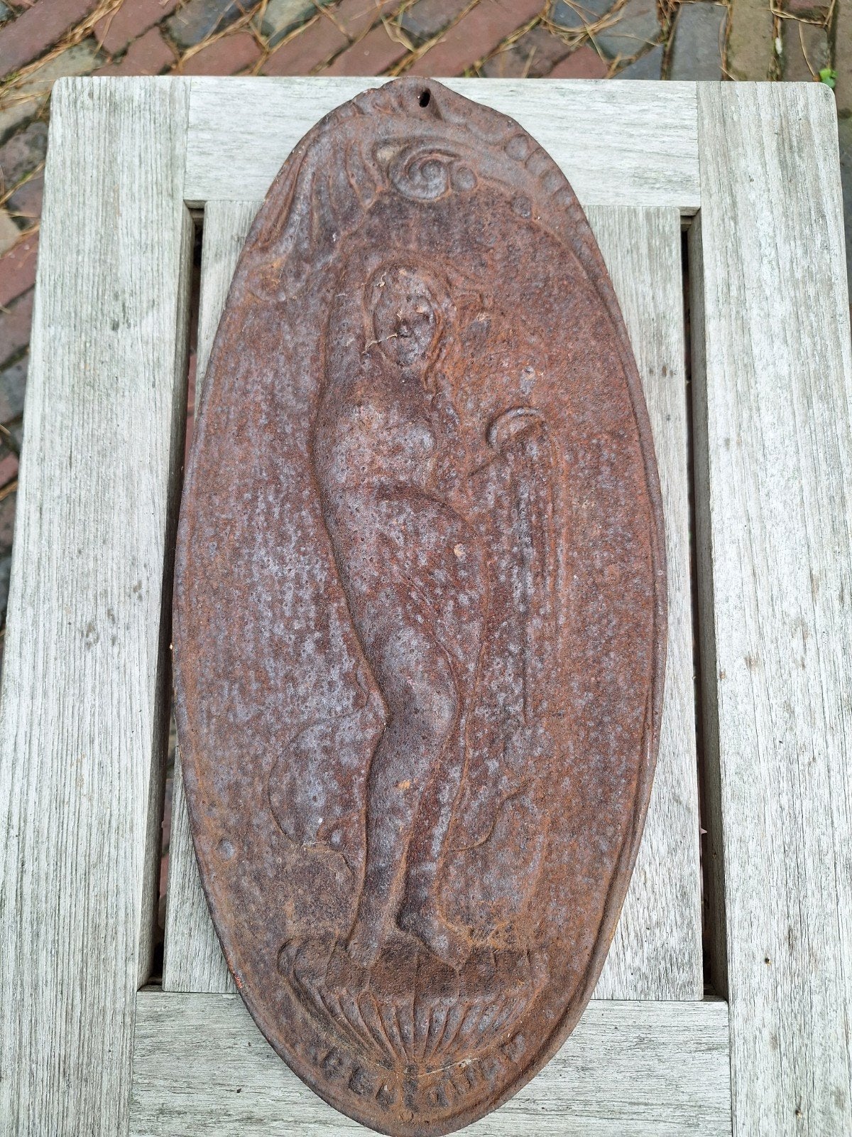 Antieke gietijzeren plaat met mythologische figuur, Ophalen of Verzenden