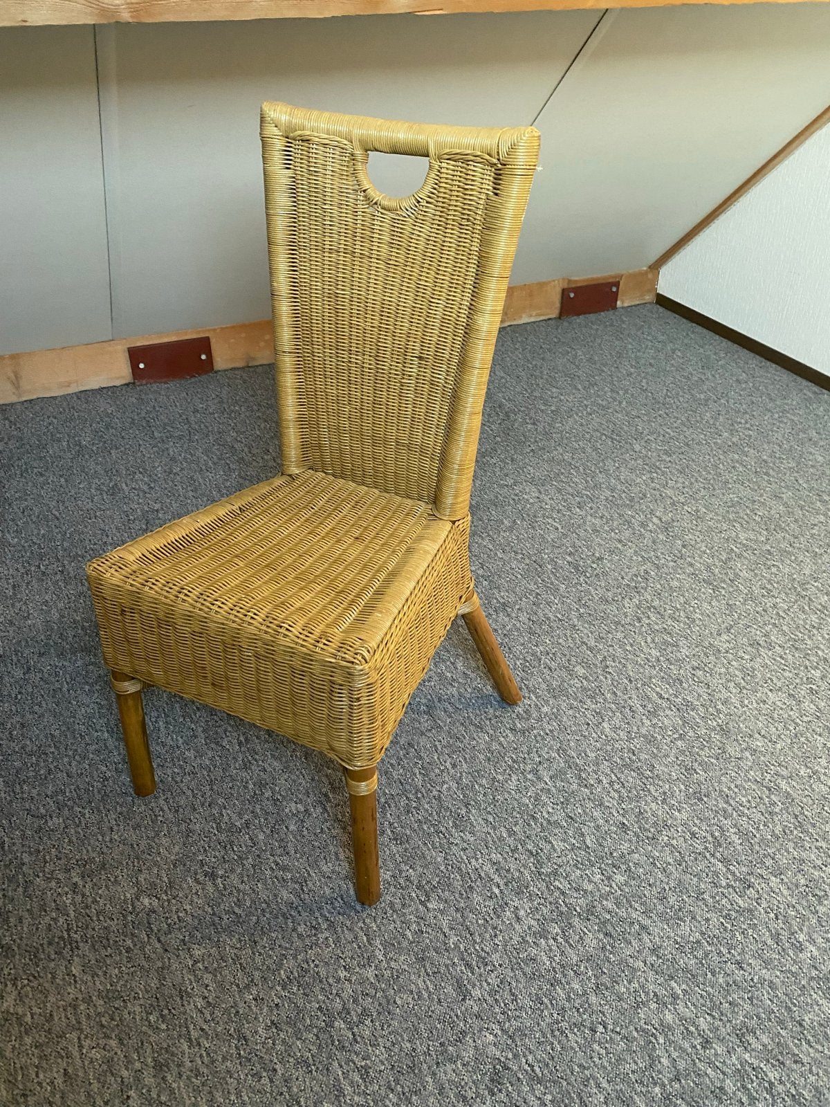 Gratis: Rotan stoel met houten poten, Ophalen, Gebruikt, Overige kleuren, Eén