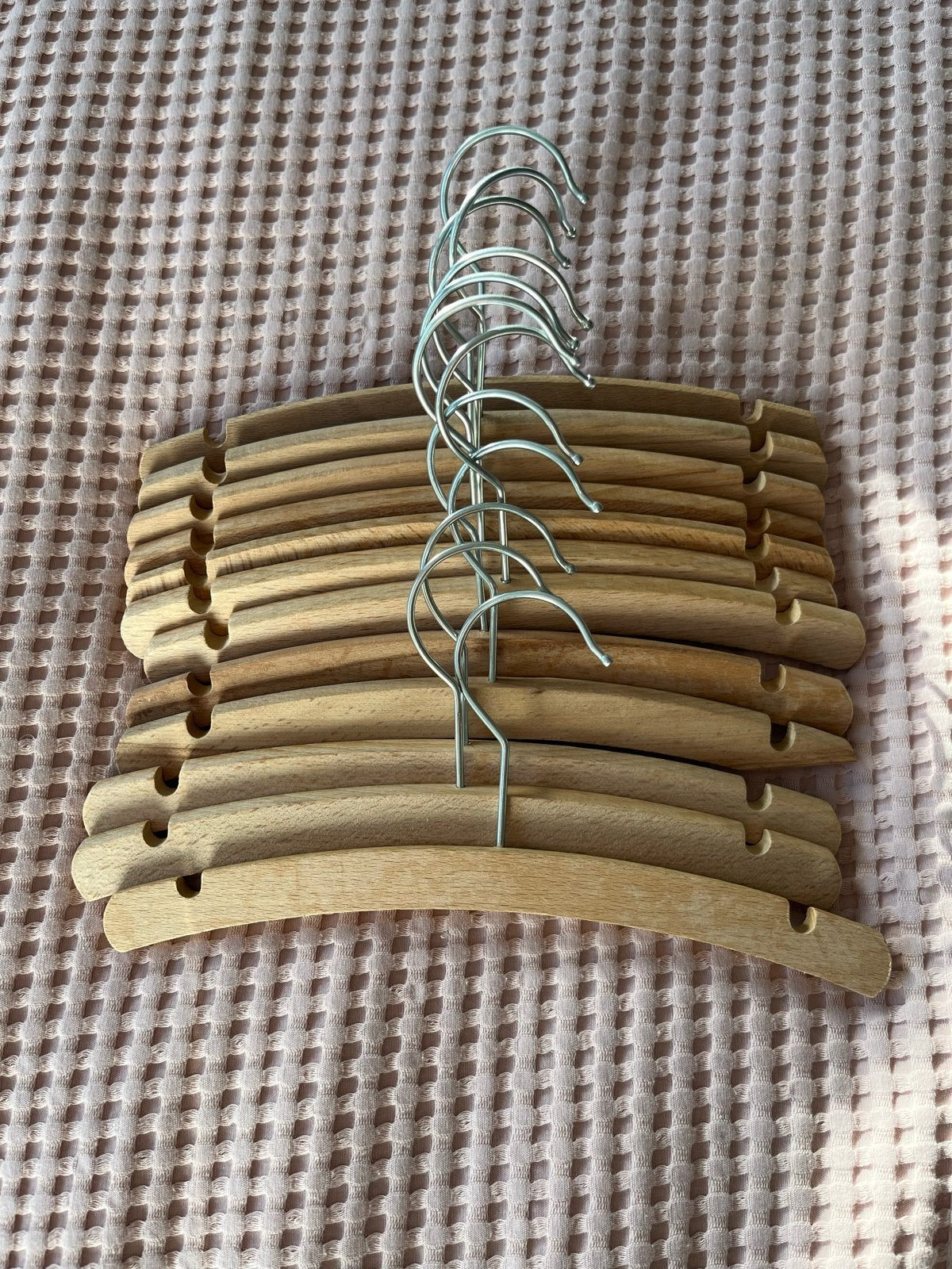 Set van 12 houten baby kinder kledinghangers, Ophalen of Verzenden, Gebruikt, Hout, Kinderen en Volwassenen