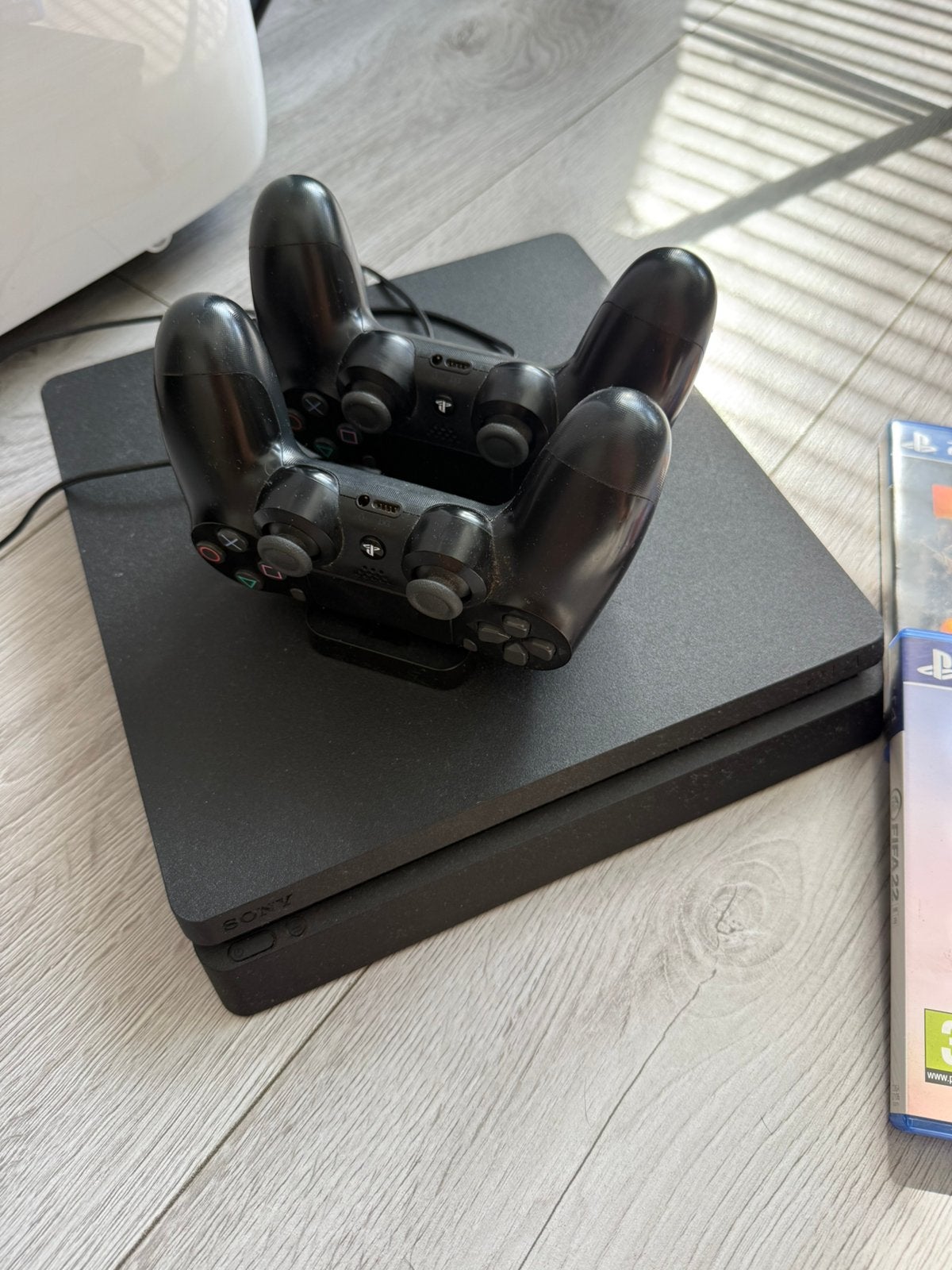 PlayStation 4 Slim 1TB + 2 Originele Controllers + 2 Games, Spelcomputers en Games, Spelcomputers | Sony PlayStation 4, Ophalen