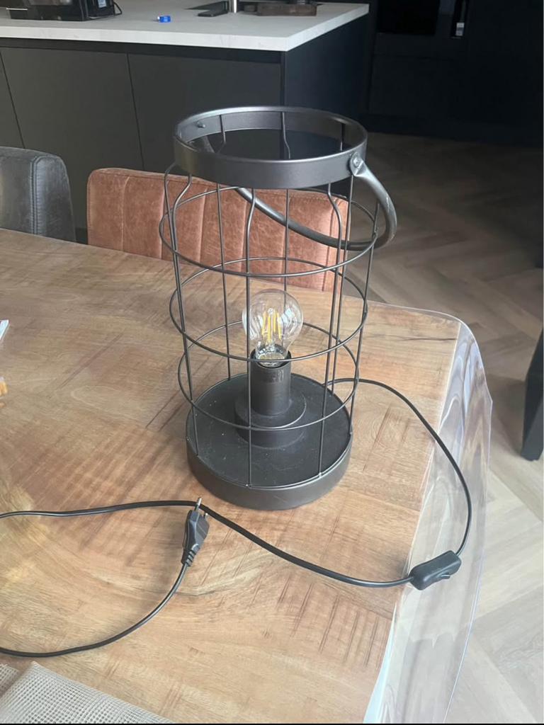 Leuke lamp en ijzere mand, Ophalen of Verzenden, Zo goed als nieuw