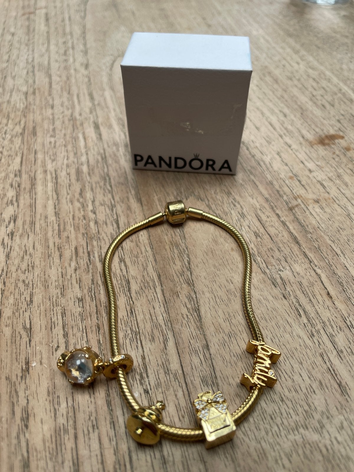 Gouden Pandora armband met bedels en doosje, Overige materialen, Ophalen of Verzenden, Zo goed als nieuw, Met bedels of kralen