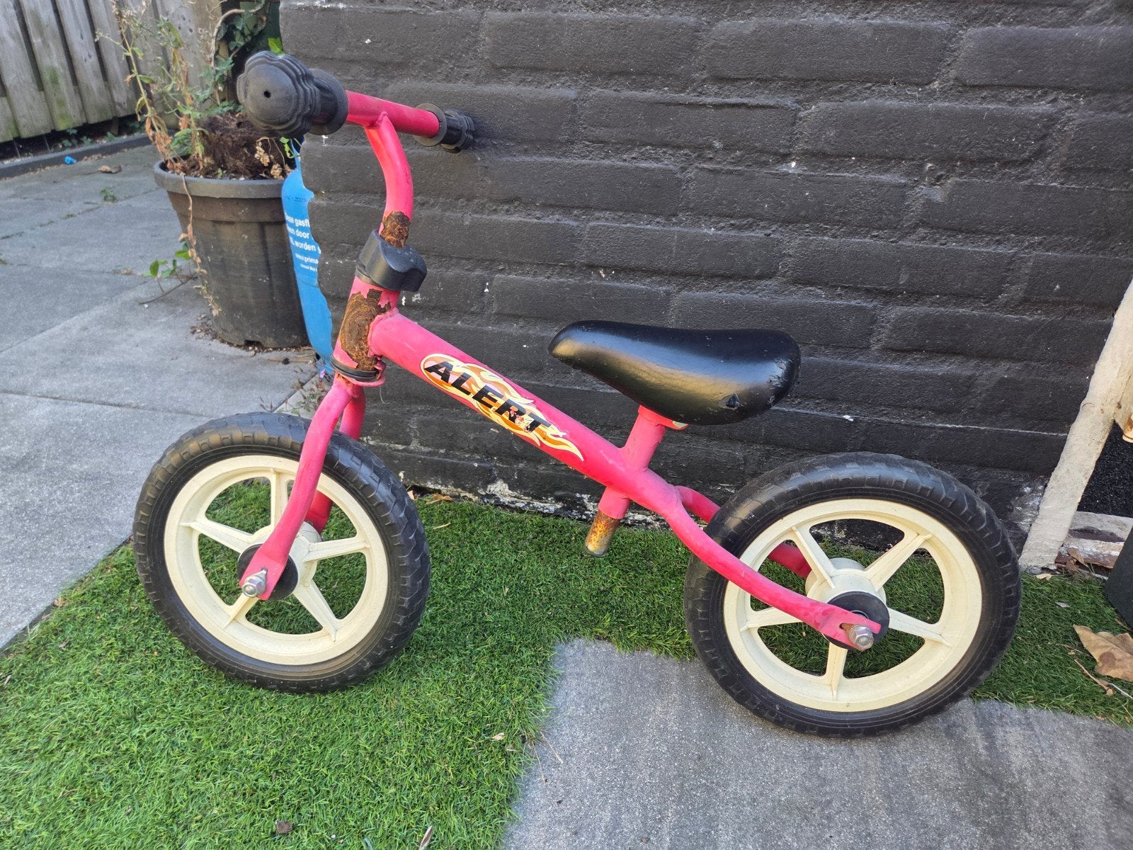 Rode loopfiets voor kinderen - Alert