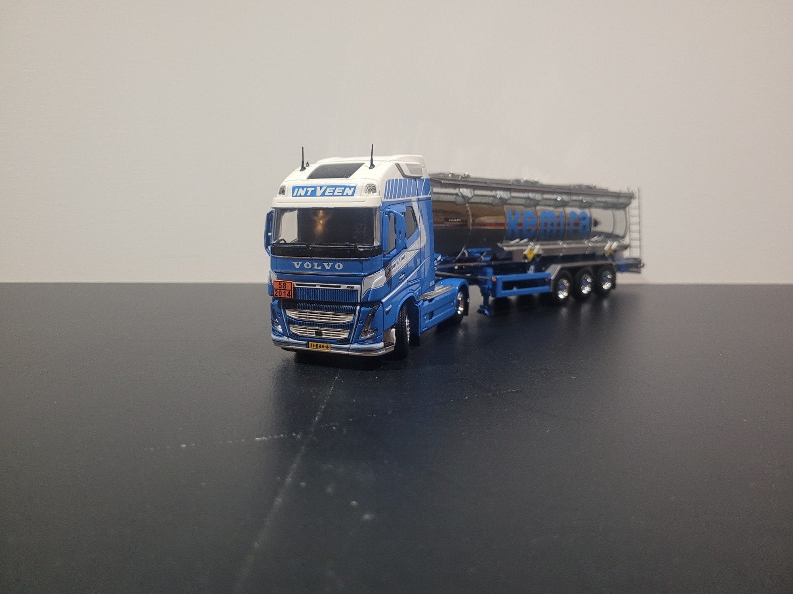 Tekno Volvo FH5 Kees Intveen, Hobby en Vrije tijd, Modelauto's | 1:50, Ophalen of Verzenden, Zo goed als nieuw, Bus of Vrachtwagen