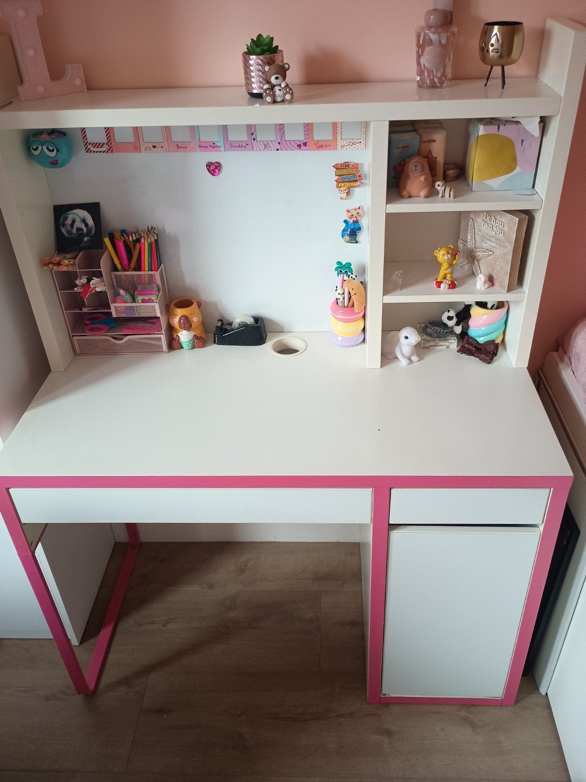 bureau Micke ikea roze/wit met opzetstuk, Huis en Inrichting, Ophalen, Gebruikt, Kabelgoot, Roze