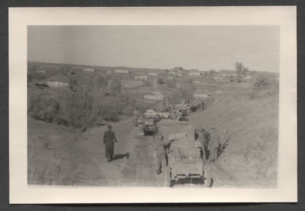 WO2 foto: Duitse Panzerkolonne trekt door Russisch dorp, Verzenden, Landmacht, Duitsland, Foto of Poster