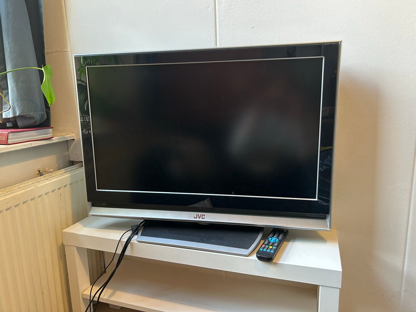 JVC TV met Chromecast en wit IKEA kastje