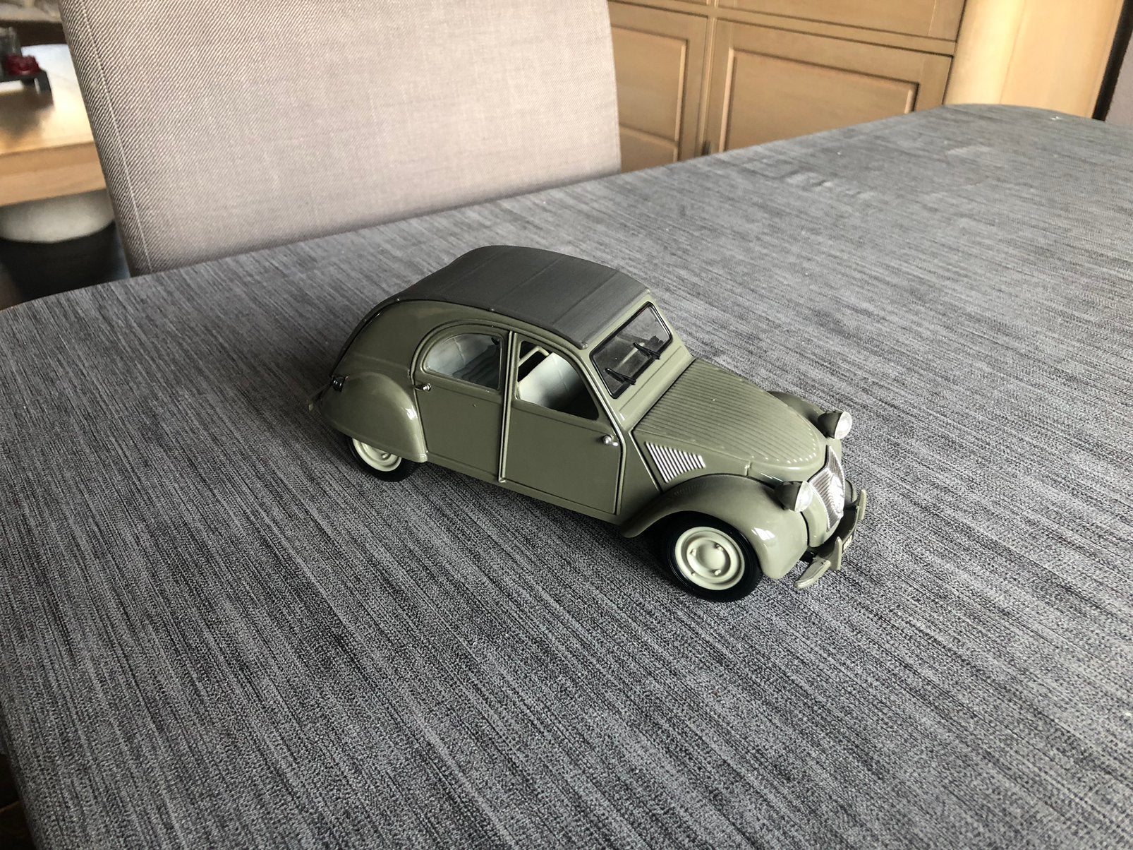 Maisto 1/18 Citroën 2cv h96 uit 1952 zonder doos, Hobby en Vrije tijd, Modelauto's | 1:18, Ophalen, Zo goed als nieuw, Maisto