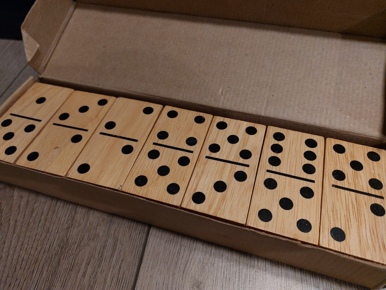Houten Dominospel in Doos - Nieuw, Hobby en Vrije tijd, Een of twee spelers, Ophalen of Verzenden, Zo goed als nieuw, Onbekend