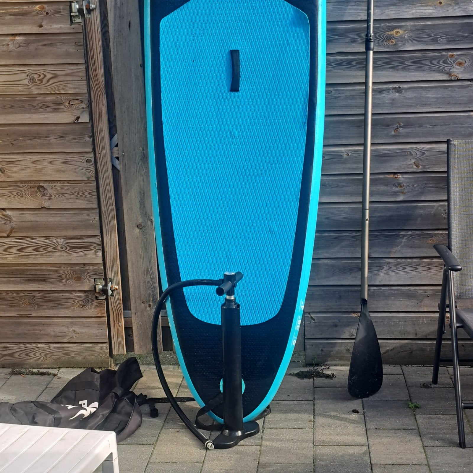 Foto 2 van SUP board met pomp, tas en peddel - ideaal voor beginners