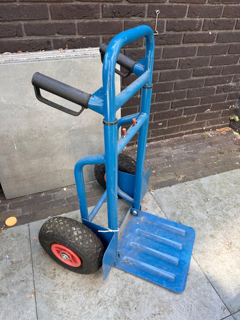 Blauwe steekwagen met lege of lekke banden, Ophalen, Gebruikt, Steekwagen