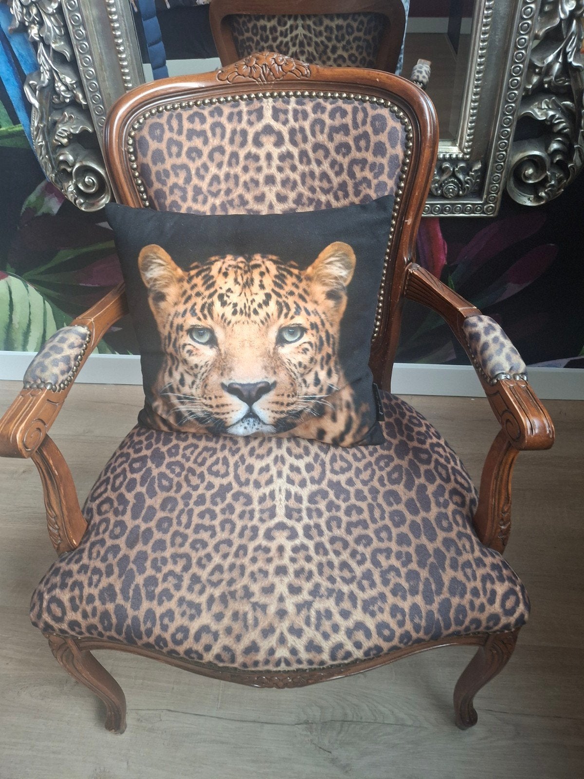 Unieke fauteuil met luipaardprint en houten frame, Huis en Inrichting, Stoelen, Gebruikt, Bruin, Stof, Eén