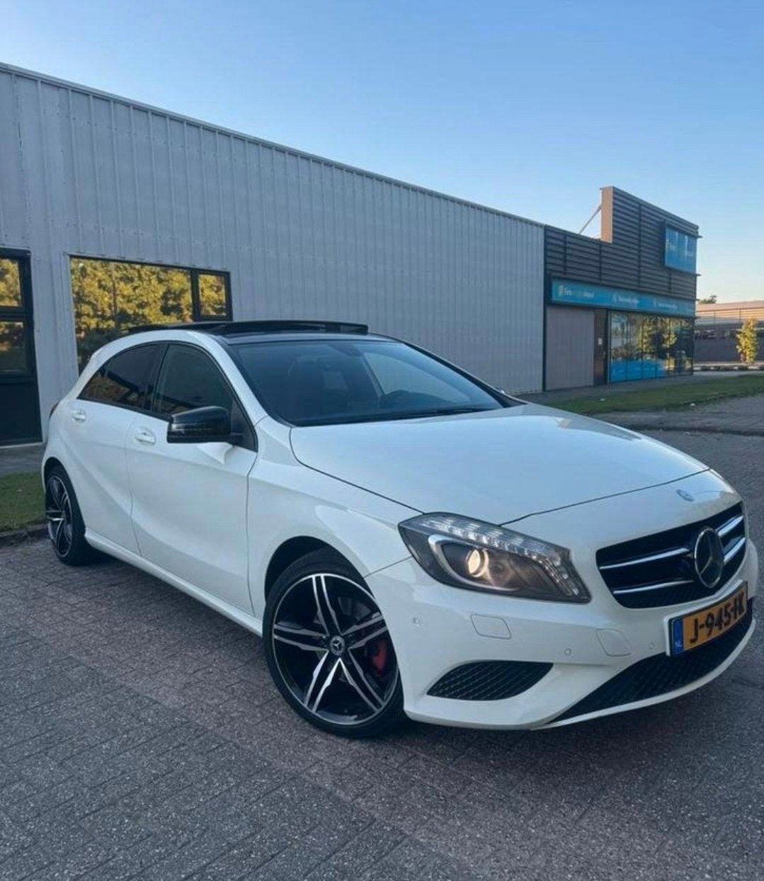 Mercedes-Benz A-Klasse  A200 AMG uitvoering, Voorwielaandrijving, Sportstoelen, Zwart, 4 cilinders