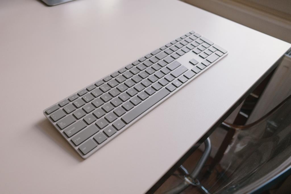 Microsoft Surface Keyboard, internationaal, originele doos, Computers en Software, Ophalen of Verzenden, Zo goed als nieuw, Draadloos