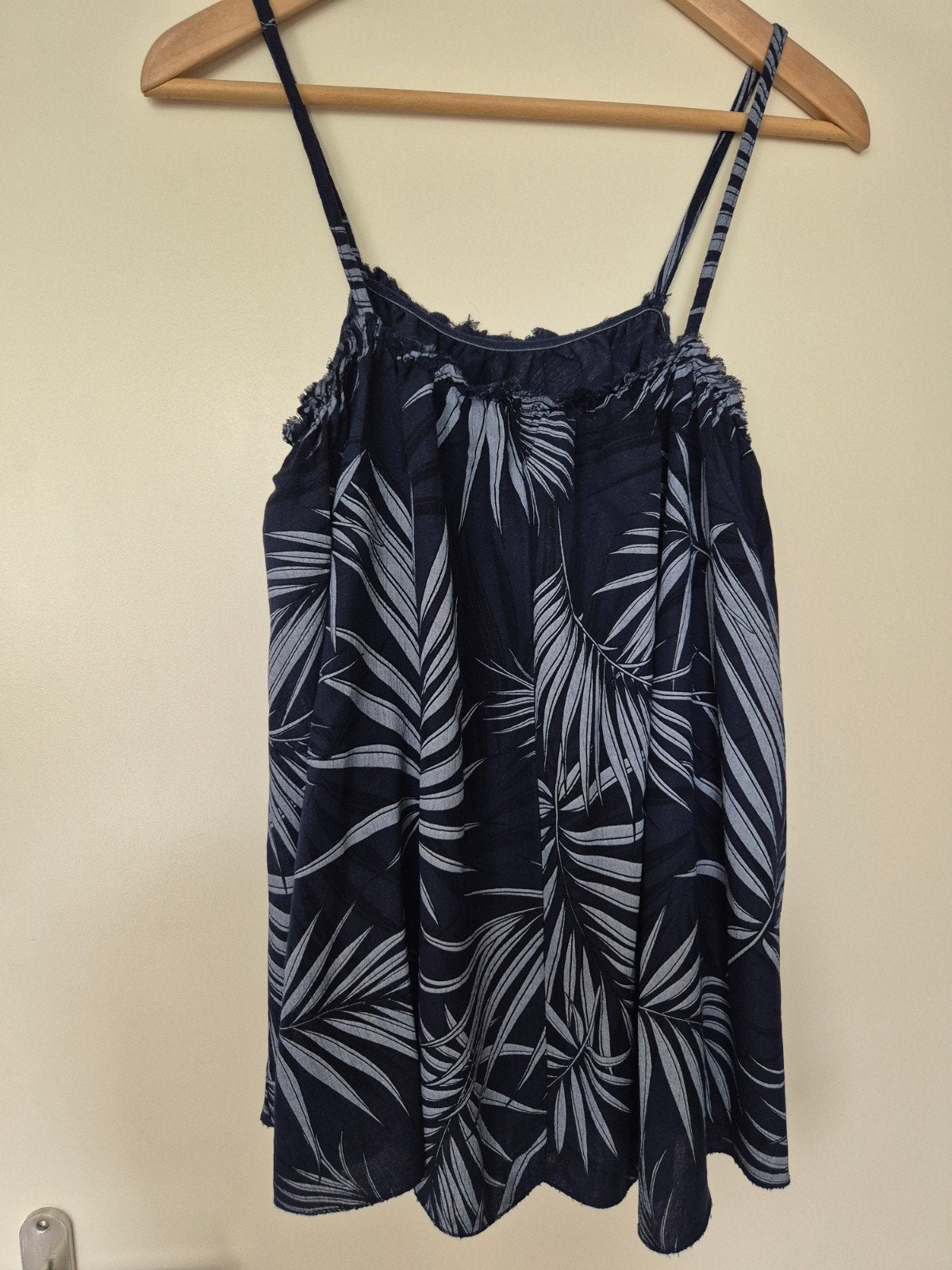 Donkerblauwe top met palmbladprint, Kleding | Dames, Tops, Maat 38/40 (M), Blauw, Ophalen of Verzenden, Zonder mouw