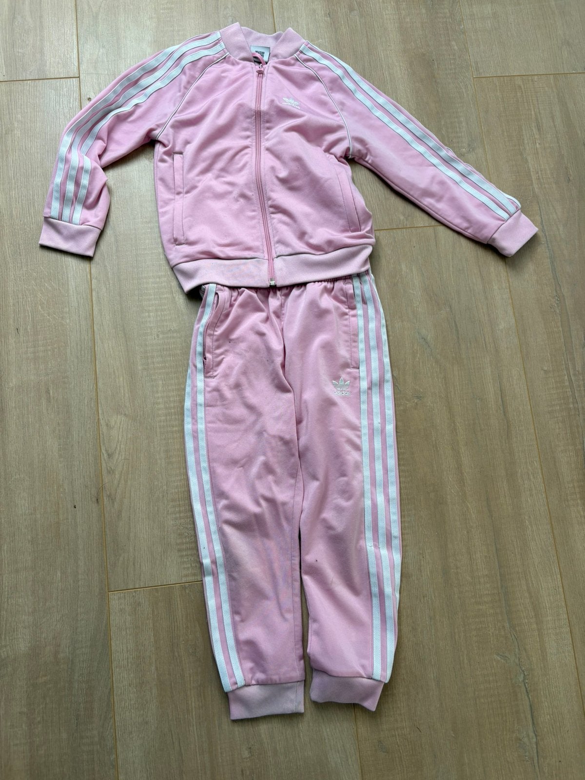 Adidas trainingspak roze - maat 122, Ophalen, Gebruikt, Meisje, Sport- of Zwemkleding