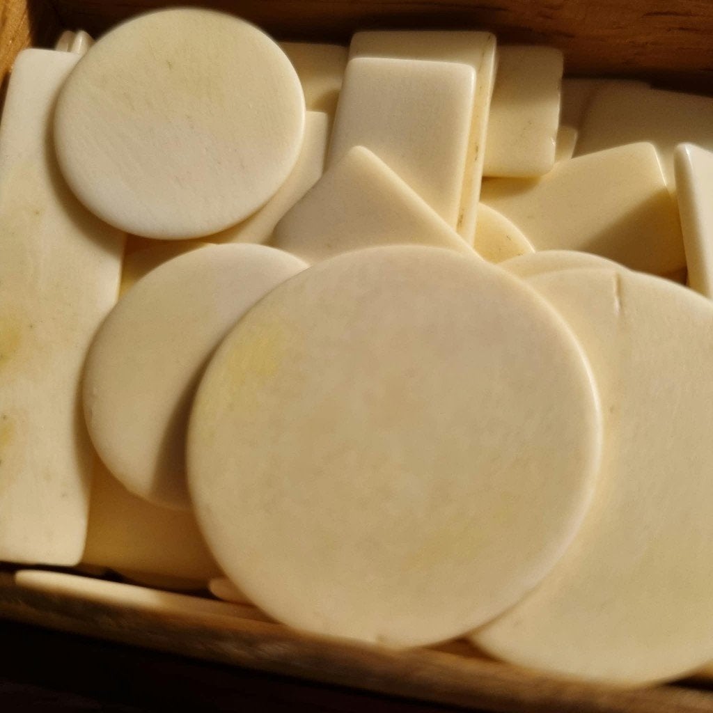 Antiek houten doosje met antiek benen fiches, Ophalen