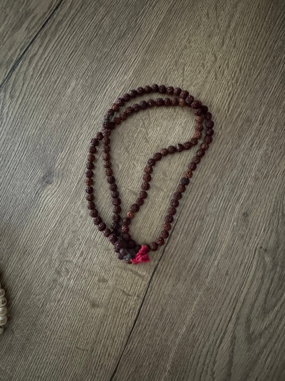 Indiase traditionele Rudraksha mala ketting, Sieraden, Tassen en Uiterlijk, Kettingen, Ophalen of Verzenden, Nieuw, Bruin, Overige materialen