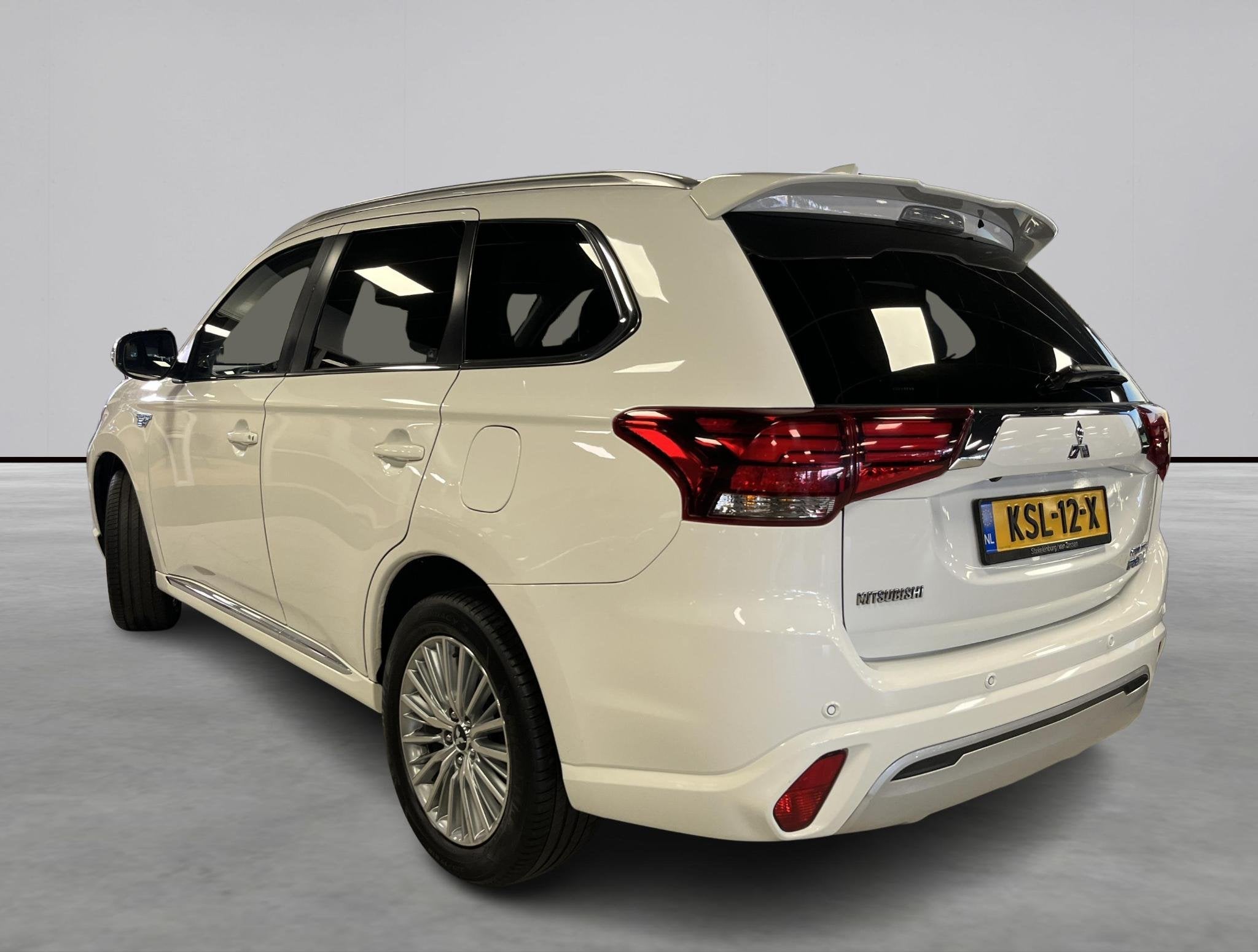 Mitsubishi Outlander 2.4 PHEV Limited adaptieve cruise contr, Auto's, Euro 6, 4 cilinders, Wit, Bedrijf