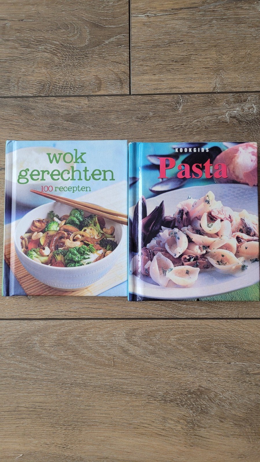 Wok Gerechten & Pasta Kookboeken - 2 stuks, Ophalen of Verzenden, Gelezen, Azië en Oosters, Hoofdgerechten