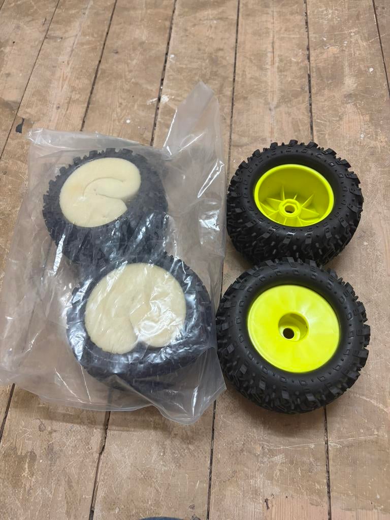 Set van 4 Team Losi Step-Pin Truggy Banden – LOSA7670R – NEW, Hobby en Vrije tijd, Modelbouw | Radiografisch | Auto's, RC Monkey Shop
