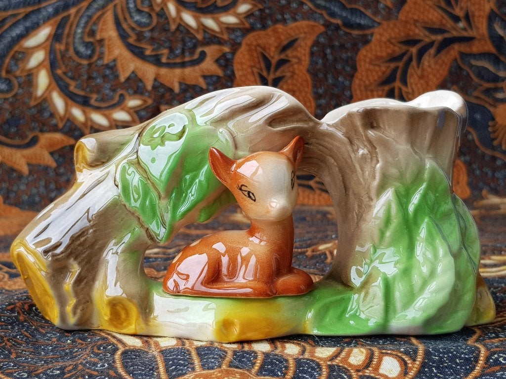 Mooi oud Engels Eastgate vaasje met hert en boom 15,2 cm.