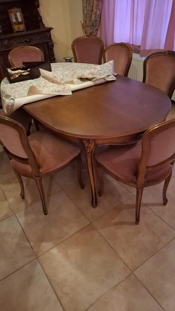 Antieke tafel en stoelen divers, Ophalen